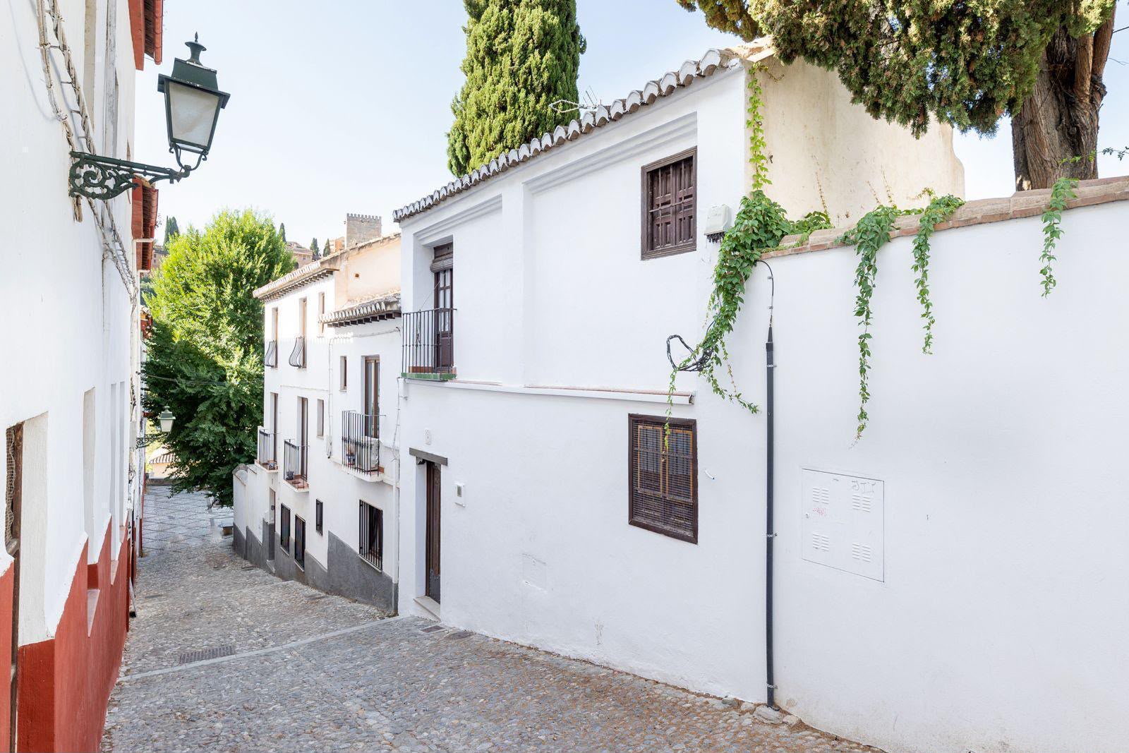 Fachada y calle de acceso